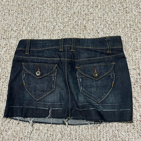 Y2K mini denim skirt! Super trendy and cute - Picture 2 of 3